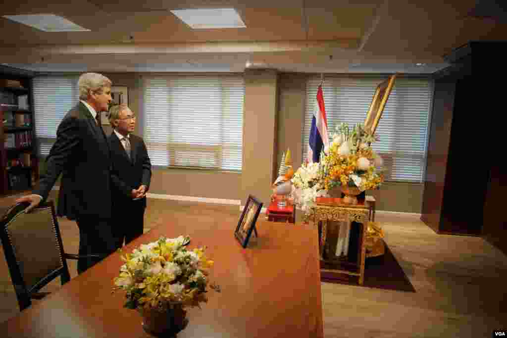 Secretary of State John Kerry signs the book of condolences for His Majesty King Bhumibol Adulyadej