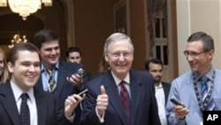 Le leader de la minorité républicaine au Sénat, Mitch McConnell, s'apprêtant à annoncer l'accord