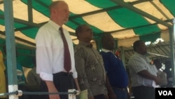 UDokotela Obadiah Moyo, umphathintambo wezempilakahle, loMnu. Thomas Hastings, umsekeli womele eleMelika eZimbabwe, bananza usuku lweWorld AIDS Day eMasvingo.