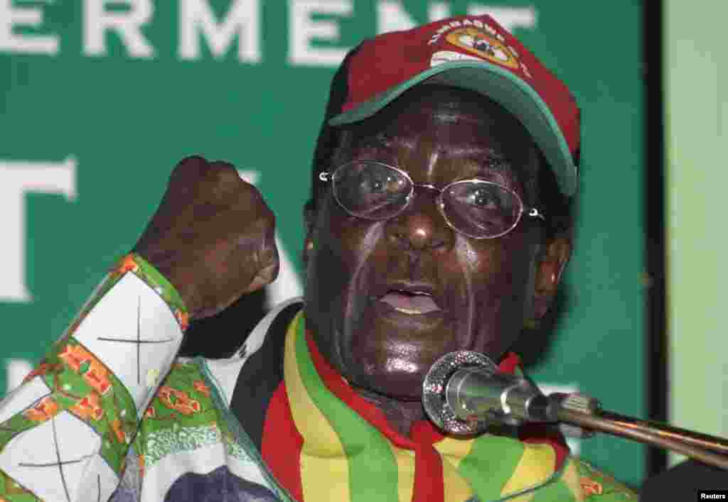 Zimbabwe&#39;s President Robert Mugabe gestures as he speaks to party supporters at the launch of his Presidential run-off campaign in the capital Harare May 25, 2008.