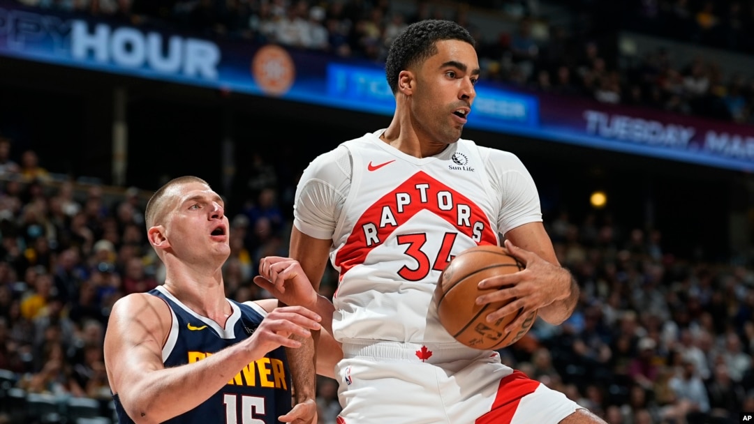 Džontej Porter tokom meča protiv Denver Nagetsa Nikole Jokića (AP/David Zalubowski)