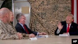 صدر ټرمپ، د امریکې د قامي سلامتیه مشیر جان بولټن او امریکايي پوځي مامورین