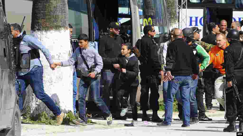 Des touristes et des visiteurs du musée national du Bardo sont évacués à Tunis, mercredi 18 mars, 2015 à Tunis, Tunisie. Des hommes armés ont ouvert le feu dans un musée de premier plan dans la capitale de la Tunisie, tuant 19 personnes, dont 17 touristes.