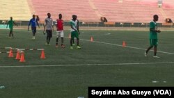 Ateliers physiques des joueurs du Casa-Sport au Stade Demba Diop, à Dakar, le 13 juin 2017. (VOA/Seydina Aba Gueye)