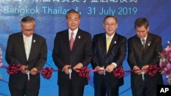 Left to right, Thailand's Foreign Minister Don Pramudwinai, China's FM Wang Yi, Philippines' FM Teodoro Locsin Jr., and ASEAN Secretary-General Lim Jock Hoi launch the ASEAN-China Young Leadership meeting in Bangkok, Thailand, July 31, 2019.