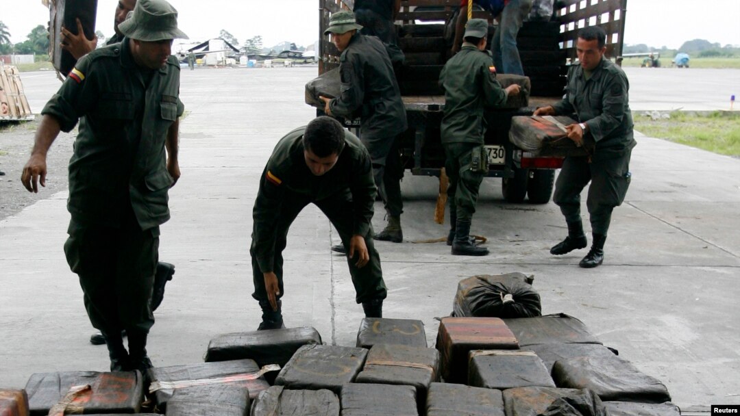 Foto de archivo de la policía antinarcóticos organiza paquetes de cocaína en una base militar en Tumaco el 14 de junio de 2008.