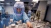 Una trabajadora de un laboratorio simula el flujo de trabajo en una sala limpia de la fábrica de vacunas de BoiNTech, en Marburg, Alemania, el 27 de marzo.