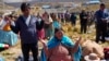 Jemaat Gereja k melakukan doa bersama meminta hujan di tengah kemarau di dekat bendungan Incachaca di pinggiran Kota La Paz, Bolivia, Jumat, 6 Oktober 2023. (Foto: Juan Karita/AP Photo)