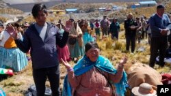 Jemaat Gereja k melakukan doa bersama meminta hujan di tengah kemarau di dekat bendungan Incachaca di pinggiran Kota La Paz, Bolivia, Jumat, 6 Oktober 2023. (Foto: Juan Karita/AP Photo)