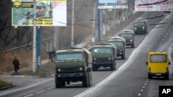 國籍不明的軍車車隊出現在烏克蘭東部頓涅茨克市外