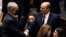 Opozitari Benjamin Netanyahu dhe Kryeministri Naftali Bennett shtrëngojnë duart pas miratimit të qeverisë së re
