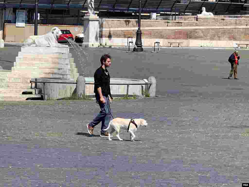 The only Romans to be seen are those walking their dogs. (Photo: Sabina Castelfranco / VOA)
