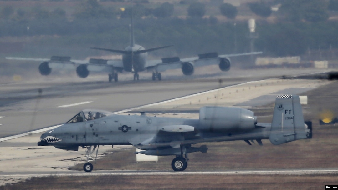 Pesawat tempur jet A-10 Thunderbolt milik Angkatan Udara AS saat berada di pangkalan udara militer Incirlik di Adana, Turki, 10 Desember 2015 (Foto: dok). 