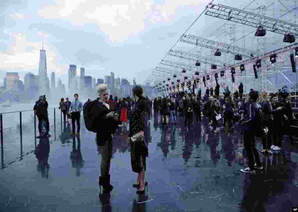 뉴욕 리버티섬에서 열린 생 로랑 2019 봄 남성복 컬렉션에서 스태프와 모델들이 분주히 움직이고 있다.&nbsp;