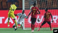 UKhama Billiat ulithela emambuleni ngesikhathi iqembu leZimbabwe Warriors lidlala lele Uganda.