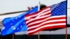 Bendera AS dan Uni Eropa berkibar. Keduanya memperingatkan China jika memberikan bantuan senjata mematikan untuk pasukan Rusia yang berperang di Ukraina.(Foto: AP)