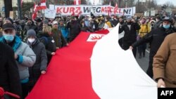 Warga Austria melakukan unjuk rasa menentang pembatasan sosial terkait COVID-19 yang berkepanjangan dalam aksi di Wina (foto: ilustrasi). 