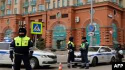 3 Şubat 2025 - Rus polisi, Rusya yanlısı Ukraynalı paramiliter bir grubun lideri olan Armen Sarkisyan'ın Moskova'da bombalı patlama sonucu öldüğü lüks apartman kompleksini etrafını güvenlik kordonuna aldı. 