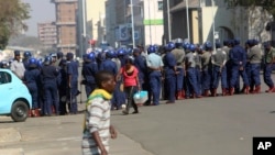 La police anti-émeute déployée dans une rue à Harare, le 24 août 2018. 