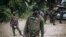 Un soldat de la République démocratique du Congo est vu en patrouille dans le village de Manzalaho, près de Beni, le 18 février 2020, suite à une attaque présumée de membres du groupe rebelle des Forces démocratiques alliées (ADF).
