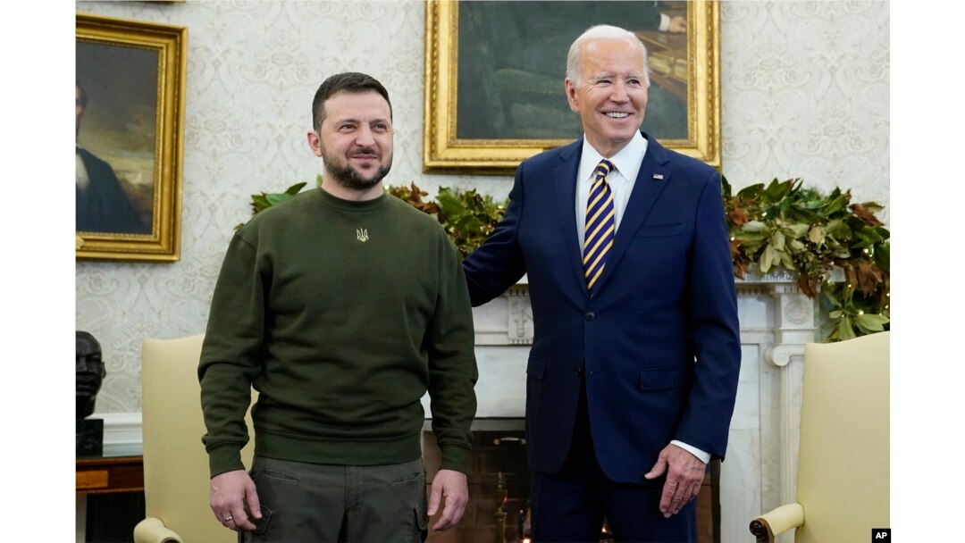 Presiden Joe Biden bertemu dengan Presiden Ukraina Volodymyr Zelenskyy di Ruang Oval Gedung Putih, Rabu, 21 Desember 2022, di Washington. (AP/Patrick Semansky)