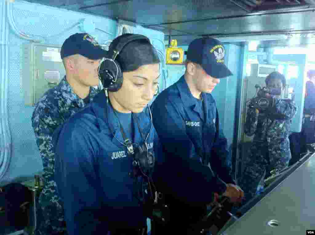 Crew members of the USS George Washington on the navigation bridge steer the aircraft carrier in the Yellow Sea, June 24, 2012. (VOA/S. Herman)