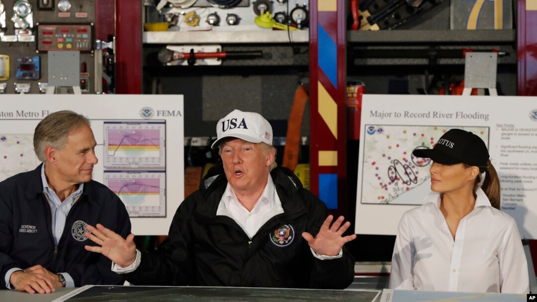 Thống đốc Greg Abbott ngồi kế bên Tổng thống Trump hôm 29/8.