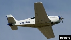 资料照片：一架轻型教练机从位于亚利桑那州古德伊尔的亚利桑那航空培训中心(该中心非报道所提到的AeroGuard飞行培训中心)起飞。(2015年3月26日)