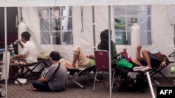 Sejumlah pasien COVID-19 dirawat di tenda darurat untuk menampung lonjakan pasien di Yogyakarta, Selasa, 13 Juli 2021. 