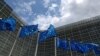 资料照片:欧盟旗帜在布鲁塞尔欧盟委员会总部外飘扬.