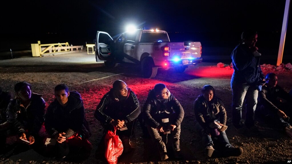资料照片：越过美国亚利桑那州边境的移民在等待审理。(2023年1月6日）(photo:VOA)