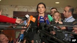 L'ancienne championne du monde et olympique de saut a la perche Yelena Isinbayeva devant les medias a Moscou en decembre 2016. 