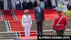 Presidente de Moçambique, Daniel Chapo, inspeciona a guarda de honra durante a sua tomada de posse na Praça da Independência, em Maputo, a 15 de janeiro de 2025