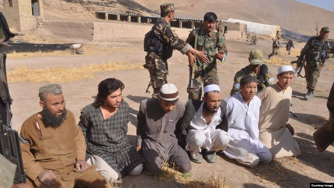 Asirga olingan toliblar (Surat afg'on harbiylari tomonidan olingan) 