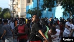 Cientos de cubanos protestan en las calles de La Habana por la gestión de la pandemia y por la difícil situación económica, el 11 de julio de 2021.