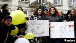 Guru-guru muda di Vienna, Austria, berdemonstrasi untuk kondisi pekerjaan yang lebih baik dan pembayaran yang lebih adil. (Foto: Dok)