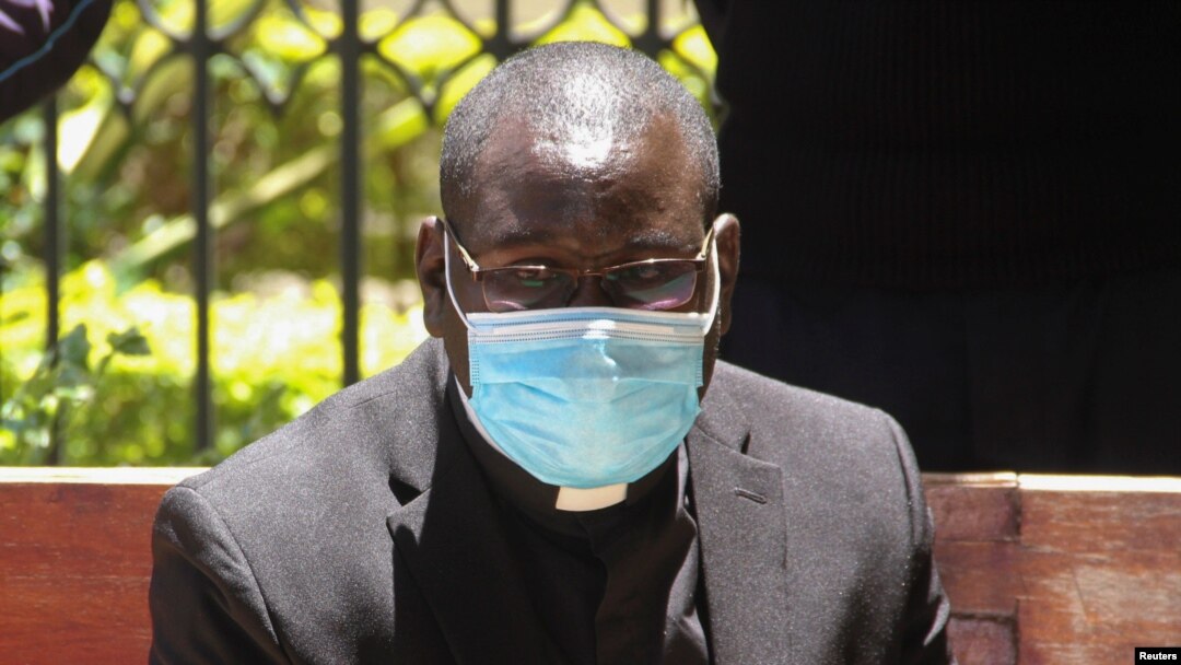 Padiri Katolika, Richard Onyango Oduor ahejeje kwegekwako icaha co gukwirakwiza umugera wa Corona. Nairobi, Kenya, kw'italiki 16/04/2020. 