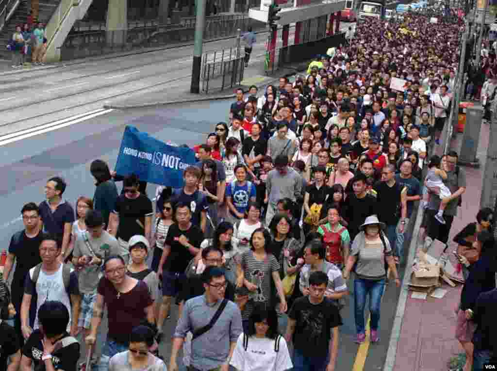 香港民阵发起反释法大游行(美国之音海彦拍摄)