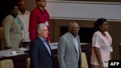 El presidente de Cuba Miguel Diaz Canel (I) y el primer vicepresidente Salvador Valdes Mesa (C) en la inauguración de las deliberaciones de la Asamblea Nacional el 20 de diciembre de 2019.