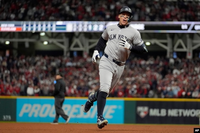 New York Yankees' Aaron Judge runs the bases after hitting a two-run home against the Cleveland Guardians during the eighth inning in Game 3 of the baseball AL Championship Series Thursday, Oct. 17, 2024, in Cleveland. (AP Photo/Jeff Roberson)