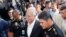 Cựu Thủ tướng Malaysia Najib Razak, giữa, tới trụ sở Ủy ban Chống tham nhũng Malaysia (MACC) ở Putrajaya hôm 24/5. Ông Najib bị bắt hôm 3/7 với các buộc tham nhũng và nhận hối lộ.
