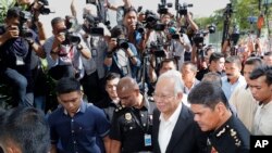 Mantan PM Malaysia Najib Razak (tengah) tiba di kantor Komisi Anti Korupsi Malaysia (MACC) di Putrajaya, Malaysia, Kamis, 24 Mei 2018.