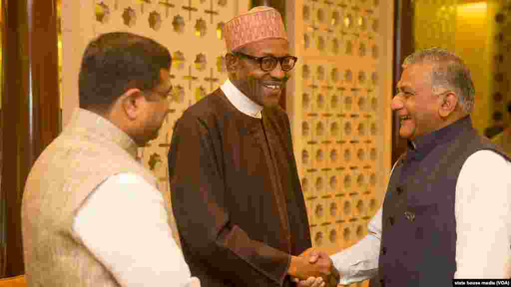 Shugaba Muhammadu Buhari Tare Da Ministan Albarkatun Man Fetur Na Kasar India Mr Dharmendra Pradha, Da Minista Mai Kula Da Harkokin&nbsp; Wajen Kasar India Vijay Kumha A Yayin Da Shugaba Buhari Ya Sauka Indirha Ghandi Kasar India Wurin Taron Kasashen Afirka Da Ake Gudanarwa A Yanzu.