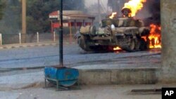 Tank militer Suriah terbakar dalam bentrokan di luar Damaskus. (Foto: Dok)