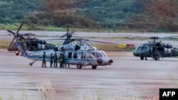 총격을 받은 콜롬비아 대통령 헬리콥터가 25일 '카밀로 다자 국제공항' 활주로에 있다.