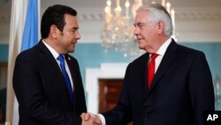 El presidente de Guatemala, Jimmy Morales, se reunió con el secretario de Estado Rex Tillerson, como parte de su visita a Washington, y después de su encuentro horas antes con el presidente Donald Trump.
