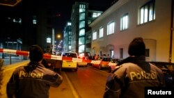 Polisi berjaga-jaga di luar masjid di Zurich, Swiss, 19 Desember 2016.