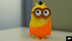 El juguete de los "Minions" vienen con la compra del popular menú infantil llamado "cajita feliz", de McDonald's.