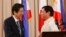 Thủ tướng Nhật Shinzo Abe (trái) và Tổng thống Philippines Rodrigo Duterte trong chuyến thăm chính thức 2 ngày của ông tới Philippines, ngày 12/1/2017.