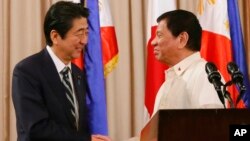 PM Jepang Shinzo Abe (kiri) berjabat tangan dengan Presiden Filipina Rodrigo Duterte di Istana Malacanang, Manila 12 Januari 2017 lalu (foto: dok).